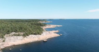 Yazın Finlandiya 'nın Pirttisaari adasında Lervikani' nin kayalık manzaralı sahil manzarası.