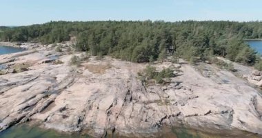 Yazın Finlandiya 'nın Pirttisaari adasında Lervikani' nin kayalık manzaralı sahil manzarası.