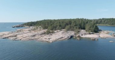Yazın Finlandiya 'nın Pirttisaari adasında Lervikani' nin kayalık manzaralı sahil manzarası.