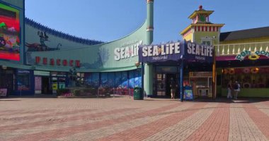 Helsinki, Finlandiya - 4 Ağustos. 2025: Deniz Yaşamına Giriş, Linnanmaki lunaparkında yaz mevsiminde bulunan bir akvaryum, Helsinki, Finlandiya, Avrupa.