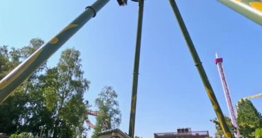 Helsinki, Finlandiya - 4 Ağustos. 2025: Swingi, Finlandiya 'nın başkenti Helsinki' deki Linnanmaki lunaparkında bulunan dev bir jiroskop..