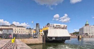 Helsinki, Finlandiya - 13 Ağustos. 2025: Güneşli yaz mevsiminde Suomenlinna 'ya giden Kauppatori limanından kalkan MS Tor feribotu, Helsinki Güney Limanı.