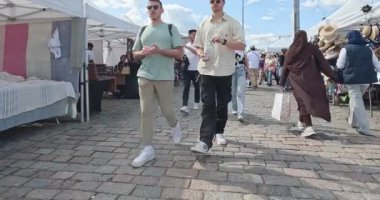 Helsinki, Finlandiya - 13 Ağustos. 2025: Pazar Meydanı (Fince 'de Kauppatori olarak bilinir), satıcıların yazın hediyelik eşya ve hediye sattığı kalabalık bir merkez meydan..