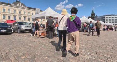 Helsinki, Finlandiya - 13 Ağustos. 2025: Pazar Meydanı (Fince 'de Kauppatori olarak bilinir), satıcıların yazın hediyelik eşya ve hediye sattığı kalabalık bir merkez meydan..