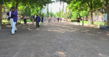 Helsinki, Finlandiya - 13 Ağustos. 2025: Kordon Parkı 'nda yerel halk ve ziyaretçilerin yaz aylarında yürüdüğü manzara.