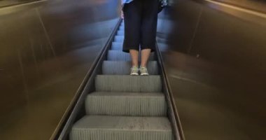 Helsinki, Finlandiya - 13 Ağustos. 2025: Yürüyen merdivenden merkez tren istasyonunun demiryolu salonuna gitmek.