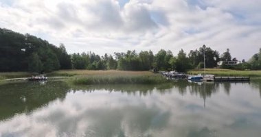 Bulutlu yaz mevsiminde ve sakin sularda Svino sund (boğazda), Svino sund (boğazda), Espoo, Finlandiya, Avrupa.
