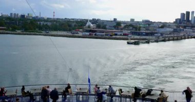 Tallinn, Estonya, Avrupa - 16 Eylül. 2025: Tallinn Limanı 'ndan (Vanasadam) kalkan feribot, sonbaharda bir yolcu gemisinin güvertesinden görüldü.