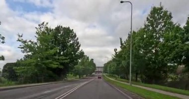 Viljandi, Estonya, Avrupa - 13 Eylül. 2025: Sonbaharda Viljandi şehrinden gökyüzünde bulutlarla çıkan POV manzarası.