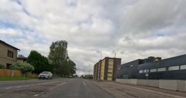 Viljandi, Estonya, Avrupa - 13 Eylül. 2025: Sonbaharda Viljandi şehrinden gökyüzünde bulutlarla çıkan POV manzarası.