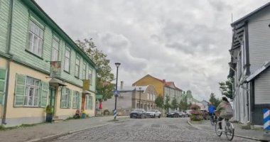 Haapsalu, Estonya, Avrupa - 15 Eylül. 2025: Haapsalu şehrinde sonbaharda gökyüzünde bulutlar varken POV 'un araba sürüşünün sokak görüntüsü.