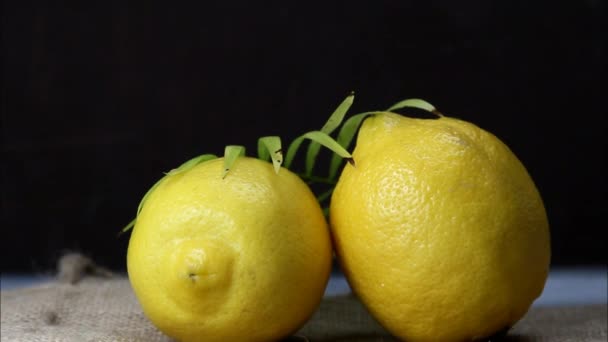 Due limoni su un panno di iuta . — Video Stock