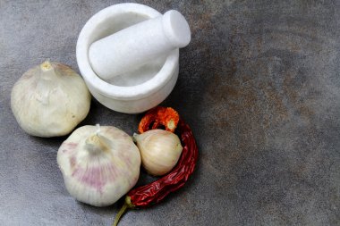 kırmızı biber ve sarımsak.