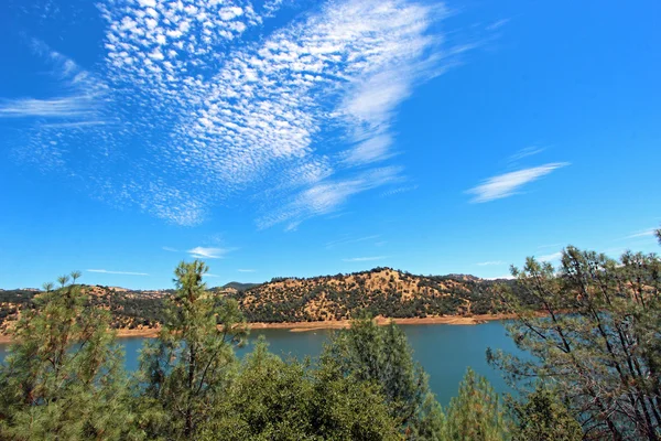 Bulutlu mavi gökyüzü 
