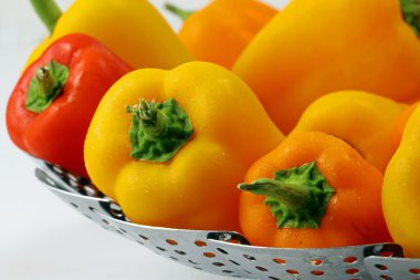 Bir süzgeç içinde biber