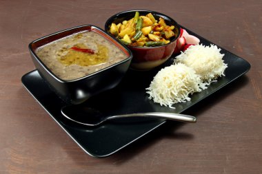 Patates ve fasulye vejetaryen tabağı