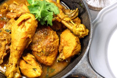 Kuzey Hint baharatlı tavuk köri
