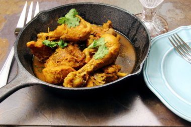 Kuzey Hint baharatlı tavuk köri