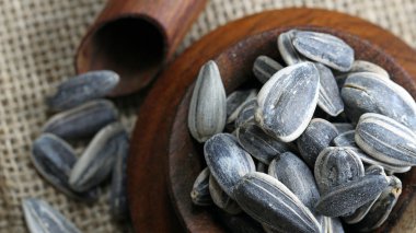 Bir kap içinde ayçiçeği tohumu.