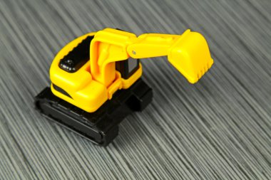 Sarı oyuncak kamyon