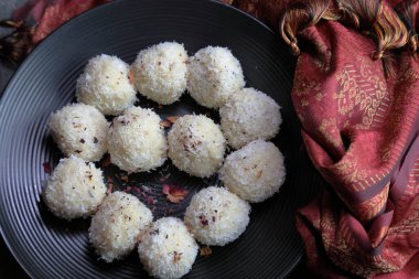 Hindistancevizi laddoo 'su mu yoksa kasedeki zengin Nariyal ke ladoo mu?.