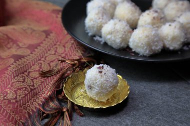 Hindistancevizi laddoo 'su mu yoksa kasedeki zengin Nariyal ke ladoo mu?.