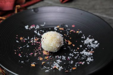 Hindistancevizi laddoo 'su mu yoksa kasedeki zengin Nariyal ke ladoo mu?.