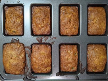 Fırında küçük somun şekerli meyveli kek..