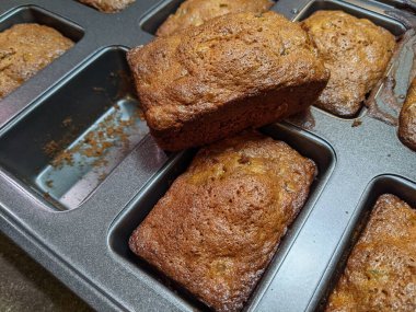 Fırında küçük somun şekerli meyveli kek..