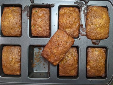 Fırında küçük somun şekerli meyveli kek..