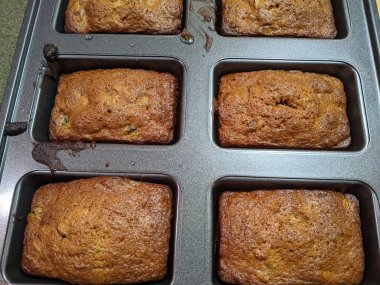 Fırında küçük somun şekerli meyveli kek..