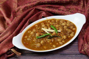 Bir kase baharatlı ve keskin Amritsari Chole, Hint Garbanzo fasulyesi vegan tarifi ve fotokopi alanı..