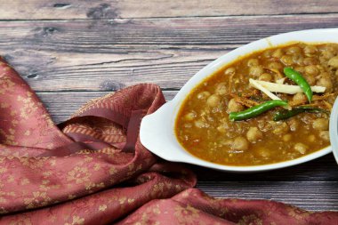 Bir kase baharatlı ve keskin Amritsari Chole, Hint Garbanzo fasulyesi vegan tarifi ve fotokopi alanı..