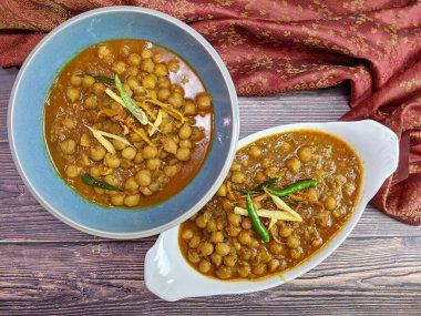 Bir kase baharatlı ve keskin Amritsari Chole, Hint Garbanzo fasulyesi vegan tarifi ve fotokopi alanı..