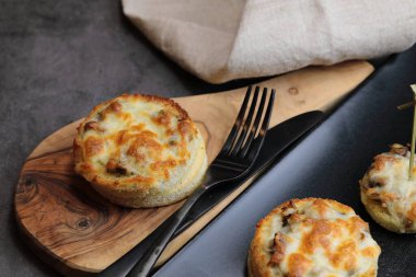 Başlangıç için bir tabak peynirli mantar croustades ya da peynirli mantar CD 'si.