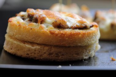 Başlangıç için bir tabak peynirli mantar croustades ya da peynirli mantar CD 'si.