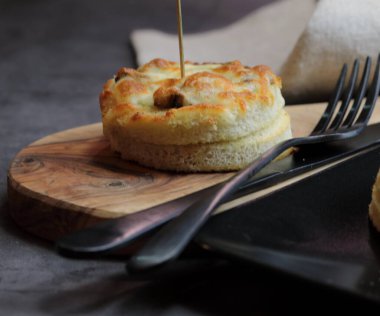 Başlangıç için bir tabak peynirli mantar croustades ya da peynirli mantar CD 'si.