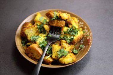 Bir kase ev yapımı taze ekmek. Lezzetli ve baharatlı bir Güney Hindistan ekmeği..