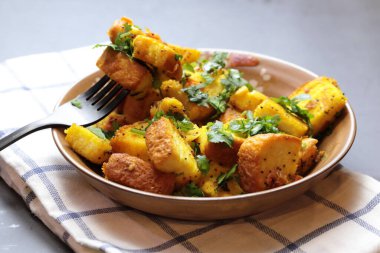 Bir kase ev yapımı taze ekmek. Lezzetli ve baharatlı bir Güney Hindistan ekmeği..