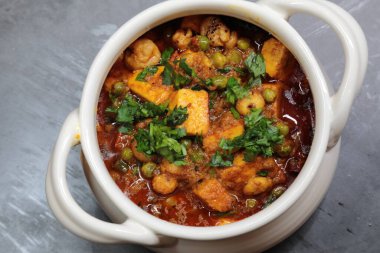 Hint baharatlı Makhana Paneer körisi kasede.
