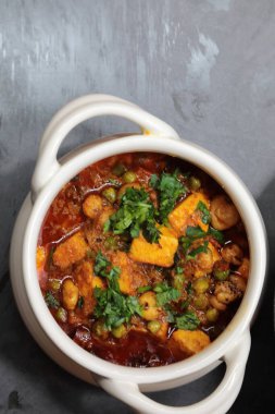 Hint baharatlı Makhana Paneer körisi kasede.