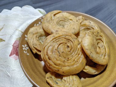 Ev yapımı Yuvarlak Katmanlı Mathri un ve yağda kızartılmış ve gevrek bir atıştırmalık yapmak için.