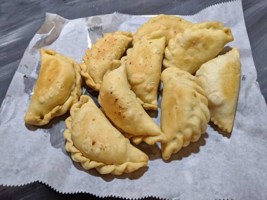 Ev yapımı Gujiya. Hindistan 'ın kuzeyindeki Holi' de yapılan bir tatlı..