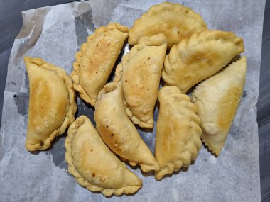 Ev yapımı Gujiya. Hindistan 'ın kuzeyindeki Holi' de yapılan bir tatlı..