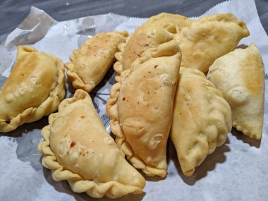 Ev yapımı Gujiya. Hindistan 'ın kuzeyindeki Holi' de yapılan bir tatlı..