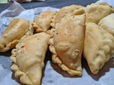 Ev yapımı Gujiya. Hindistan 'ın kuzeyindeki Holi' de yapılan bir tatlı..