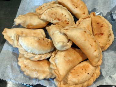 Ev yapımı Gujiya. Hindistan 'ın kuzeyindeki Holi' de yapılan bir tatlı..