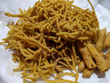 Holi ve Diwali gibi atıştırmalıklar ve festivaller için ev yapımı nohut unu Sev..