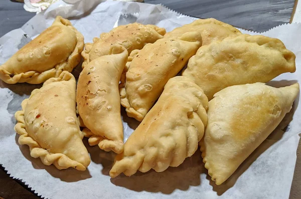 Ev yapımı Gujiya. Hindistan 'ın kuzeyindeki Holi' de yapılan bir tatlı..