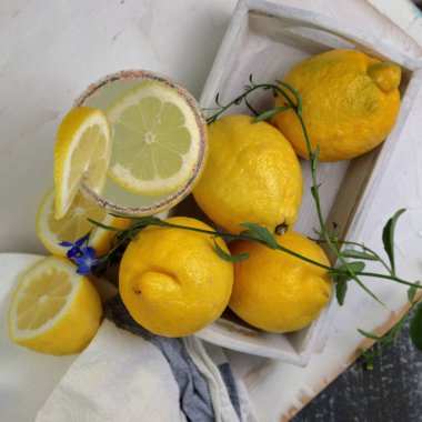 Bir bardak limonlu limonata..